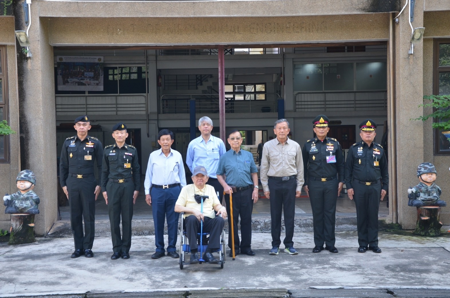 พลเอก บุญสร้าง เนียมประดิษฐ์ อดีตผู้บัญชาการทหารสูงสุด และคณะ ร่วมปลูกต้นไม้ ณ บริเวณกองวิชาวิศวกรรมเครื่องกล ส่วนการศึกษา โรงเรียนนายร้อยพระจุลจอมเกล้า